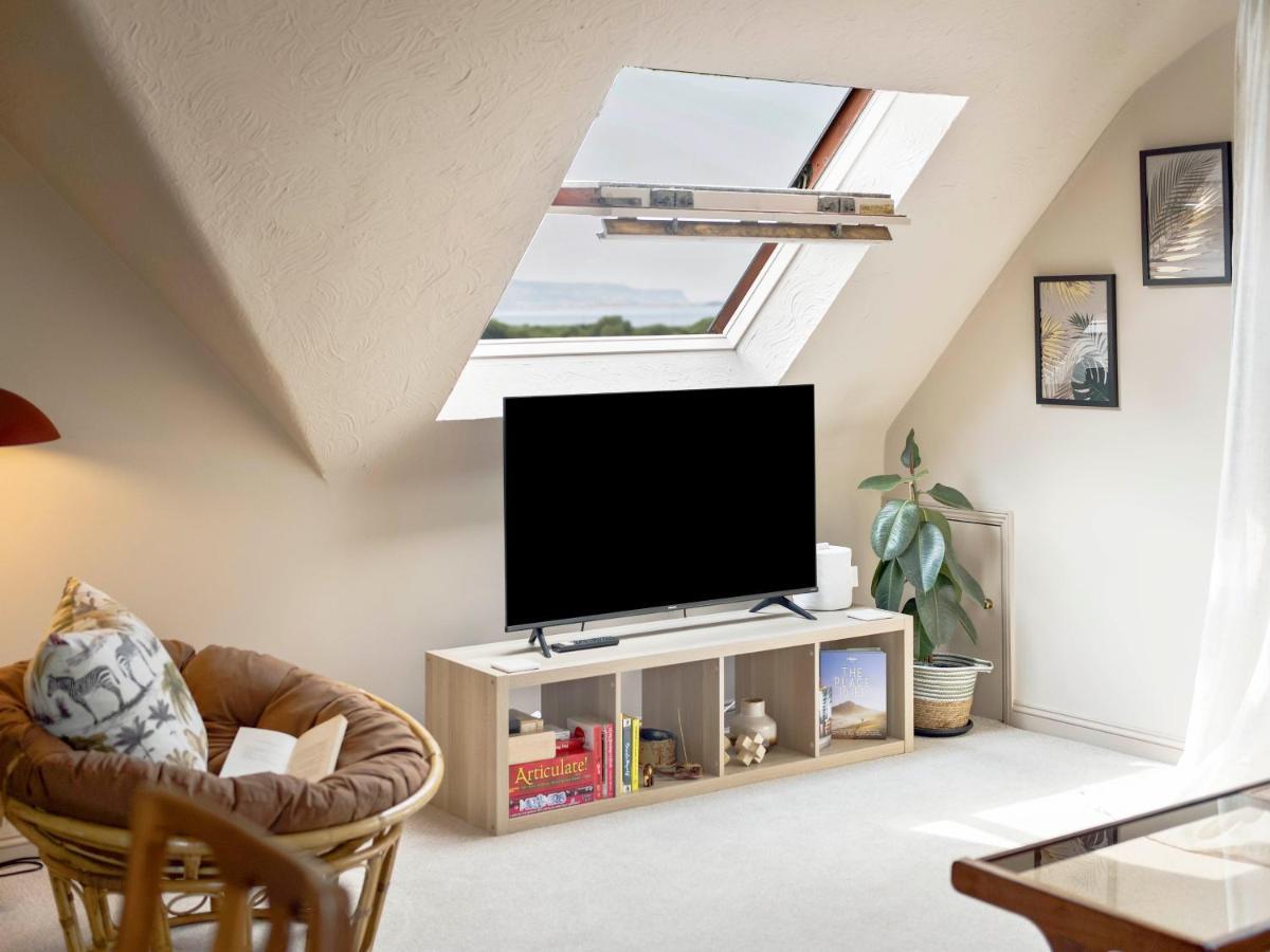 The Loft - A Stylish In With Sea View And Parking Apartment